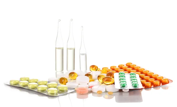Tablety a ampule izolovaných na bílém — Stock fotografie