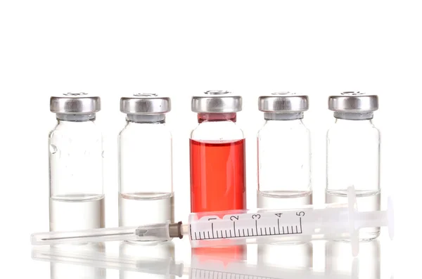 Jeringa y ampollas médicas aisladas en blanco — Foto de Stock