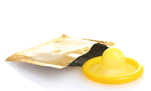 Açık Pack üzerine beyaz izole sarı prezervatif — Stok fotoğraf