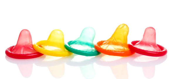 Kleurrijke condooms geïsoleerd op wit — Stockfoto