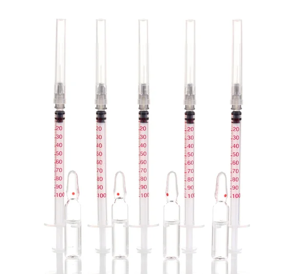 Jeringas de insulina y ampollas médicas aisladas en blanco —  Fotos de Stock