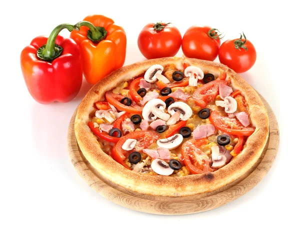 Aromatické pizza se zeleninou izolovaných na bílém — Stock fotografie