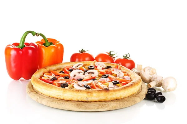 Pizza aromatica con verdure e funghi isolati su bianco — Foto Stock
