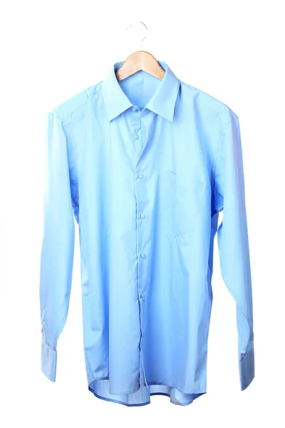 Camisa azul no cabide de madeira isolado no branco — Fotografia de Stock