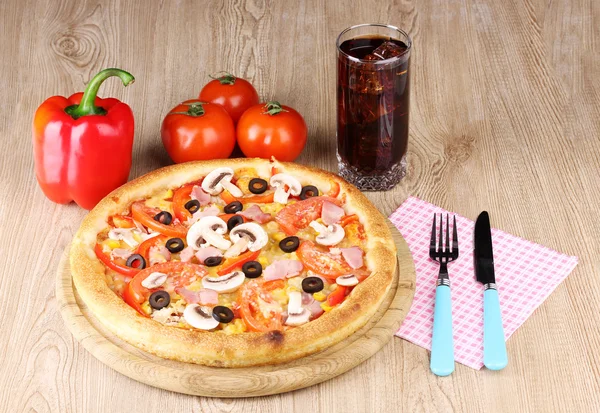 Aromatiska pizza och cola på trä bakgrund — Stockfoto