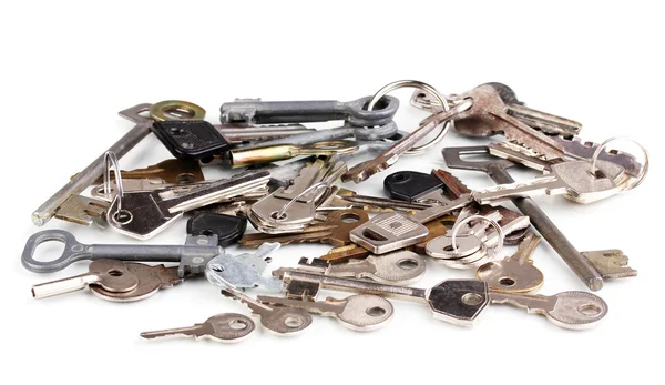 Spousta kovových klíčů izolovaných na bílém — Stock fotografie
