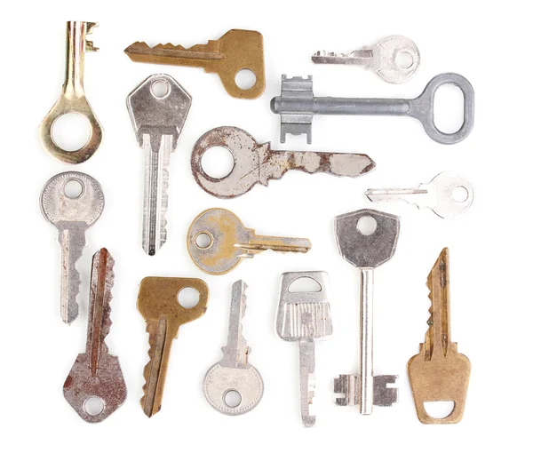 Πολλά μεταλλικά κλειδιά που απομονώνονται σε λευκό — Φωτογραφία Αρχείου