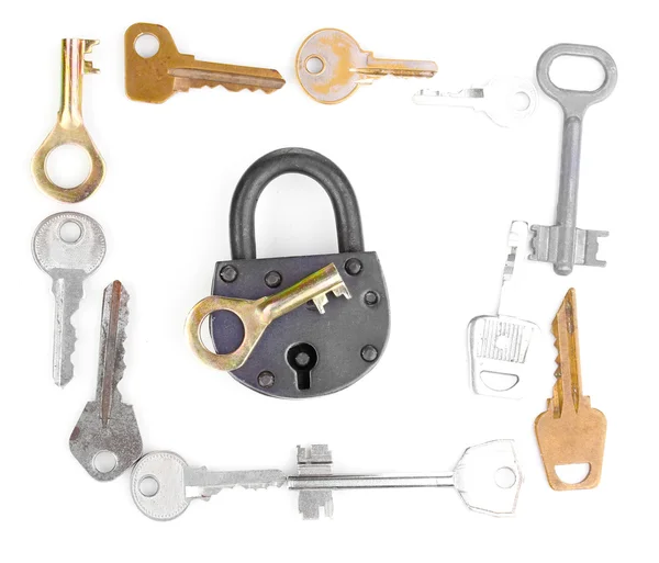 金属製のキーと白で隔離される南京錠 — ストック写真