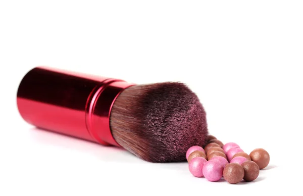 Kırmızı üzerine beyaz izole toz topları ile makyaj için fırça — Stok fotoğraf