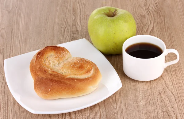 Classical breakfast. Coffee and bun — Stock Photo, Image