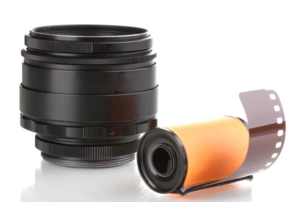 Nueva película fotográfica en cartucho y lente de cámara aislada en blanco —  Fotos de Stock