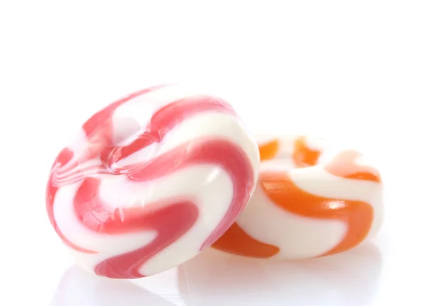 Prokládané ovocné bonbóny izolované na bílém — Stock fotografie