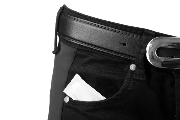 Condón en el bolsillo de los vaqueros negros en blanco — Foto de Stock