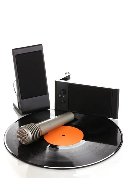 スピーカーとマイクの白で隔離される黒のビニール レコード — ストック写真