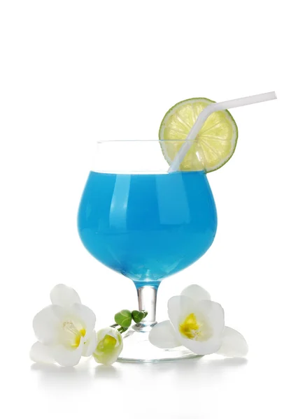 Vaso de cóctel azul con lima y flores aisladas en blanco — Foto de Stock