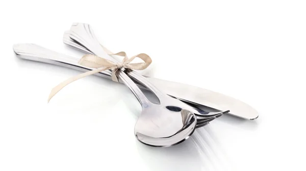 Gümüş çatal, kaşık ve bıçak üzerinde beyaz izole kurdele ile bağlanmış — Stok fotoğraf