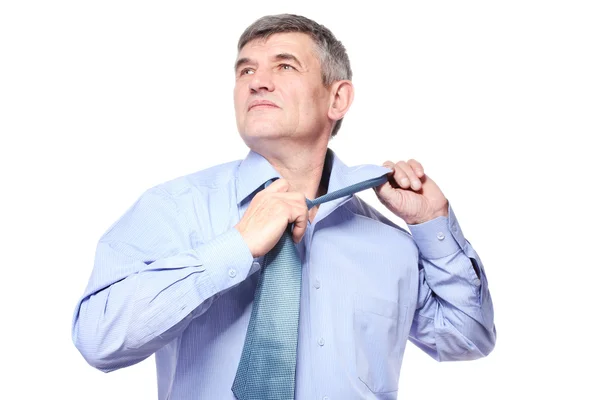 Uomo d'affari prendendo una cravatta isolata su bianco — Foto Stock