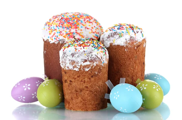 Vackra påsk tårtor och färgglada ägg isolerad på vit — Stockfoto