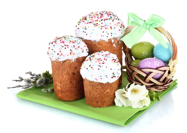 Belos bolos de Páscoa, ovos coloridos em cesta e flores isoladas em branco — Fotografia de Stock