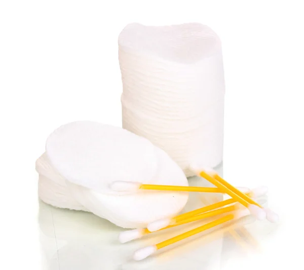 Cotonetes e palitos de algodão isolados sobre branco — Fotografia de Stock