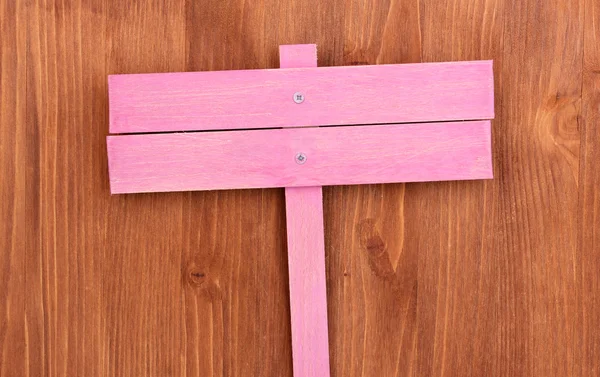 Placa de madeira do sinal da cor no fundo de madeira — Fotografia de Stock