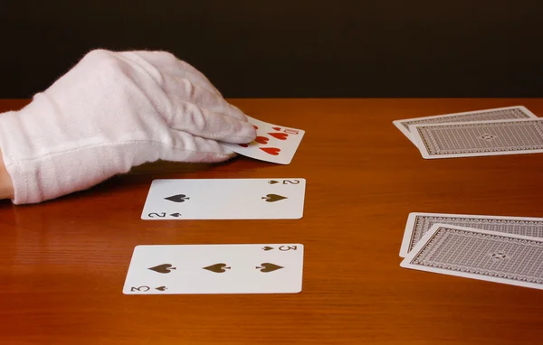 Κάρτες και χέρι σε καφέ φόντο — Φωτογραφία Αρχείου