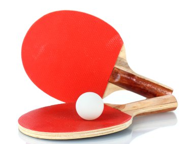 Ping-pong raketleri ve topu, beyaz üzerine izole edilmiş.