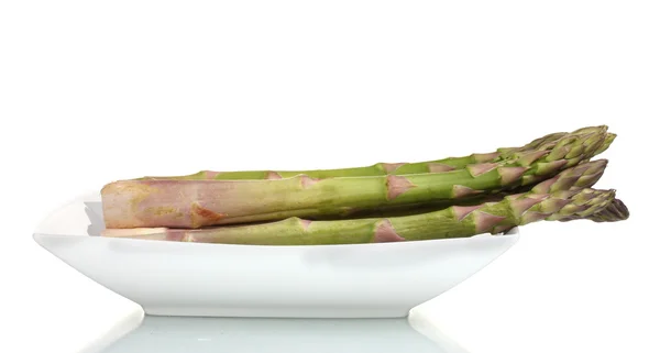 Pyszne świeże szparagi na płytce na białym tle — Zdjęcie stockowe