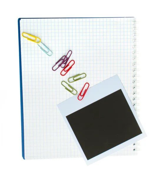 Fotografický papír a notebook izolovaných na bílém — Stock fotografie