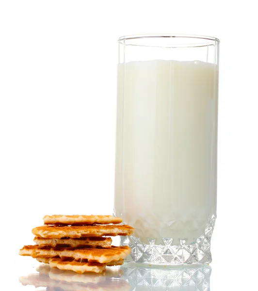 Glas Milch und Kekse isoliert auf weiß — Stockfoto