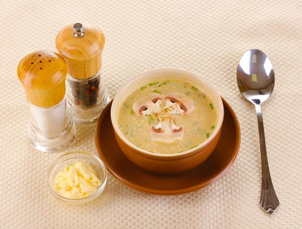 Sopa saborosa na toalha de mesa bege — Fotografia de Stock