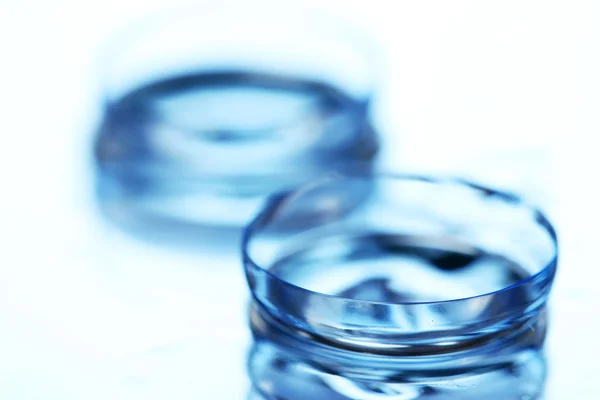 Kontaktlinse auf blauem Hintergrund — Stockfoto
