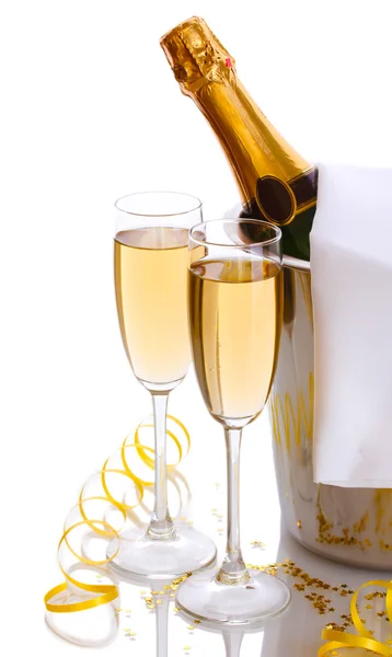 Пляшка шампанського у відрі з льодом та келихами шампанського, ізольована на білому — стокове фото