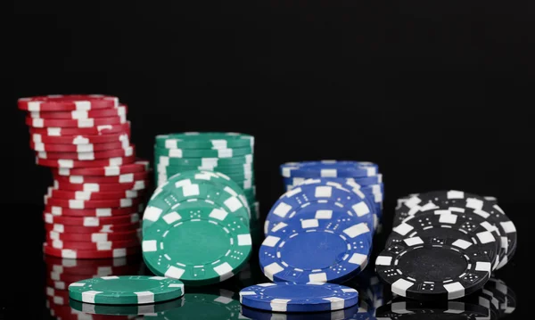 Фішки казино ізольовані на чорному — стокове фото