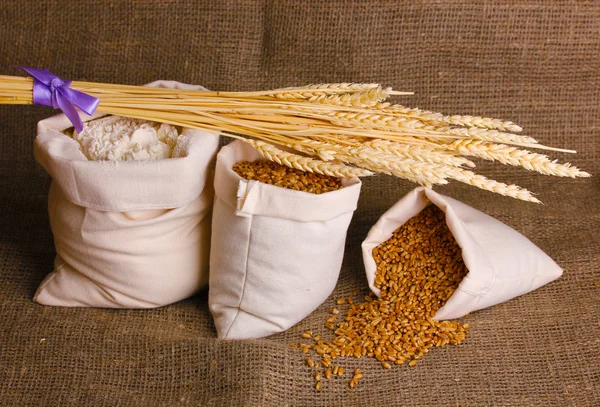 Meel en tarwe graan op rouwgewaad — Stockfoto