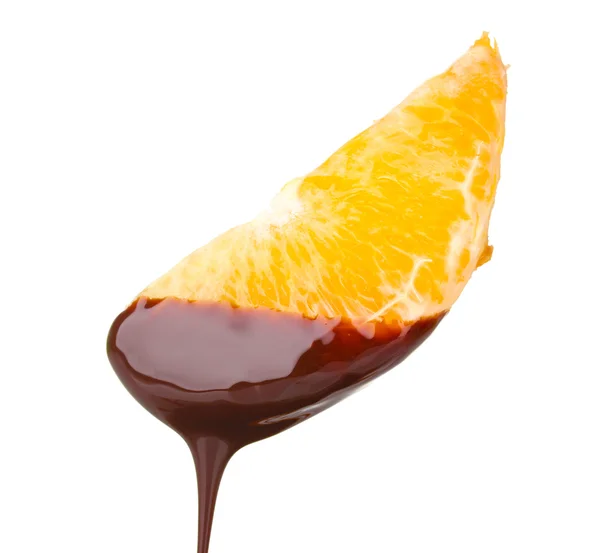 Кусочек спелого апельсина с шоколадом изолирован на белом — стоковое фото