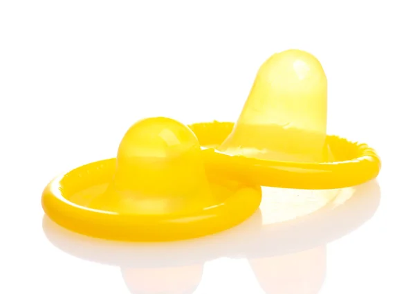 Dois preservativos amarelos isolados em branco — Fotografia de Stock