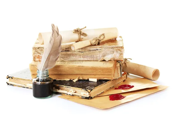老书、 信件和孤立在白色的羽毛笔 — 图库照片
