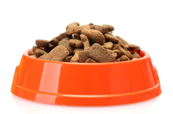 Droog hondenvoer in oranje kom geïsoleerd op wit — Stockfoto