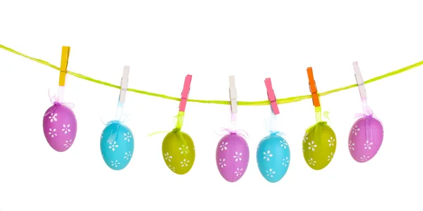 Цветные пасхальные яйца, висящие на лентах, изолированных на белом — стоковое фото