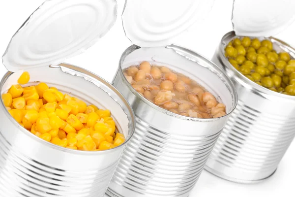Latas abiertas de maíz, frijoles y guisantes aislados sobre blanco — Foto de Stock