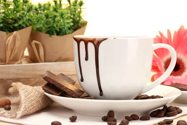 Taza sucia de café y granos de gerberas, palitos de canela en la mesa de madera —  Fotos de Stock