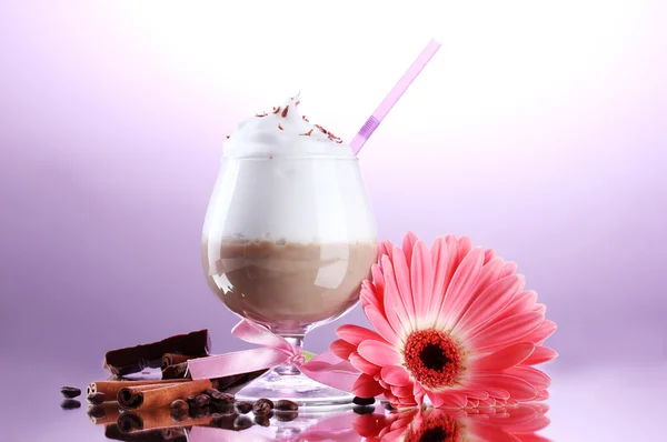Copo de coquetel de café e flor de gerbera no fundo roxo — Fotografia de Stock