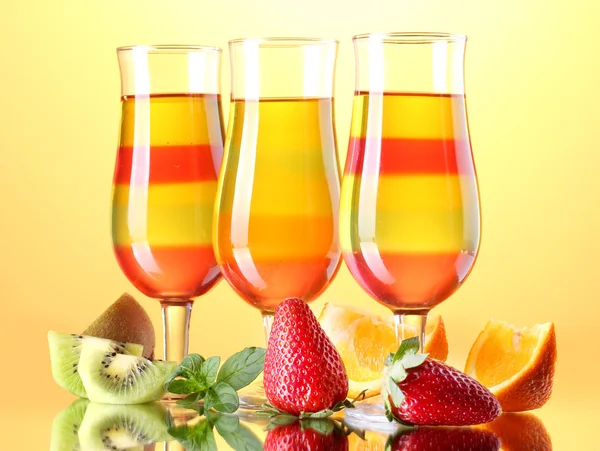 Фруктовий желе в окулярах і фруктах на жовтому фоні — стокове фото