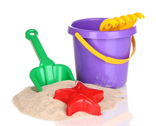 Juguetes de playa para niños y arena aislada en blanco — Foto de Stock