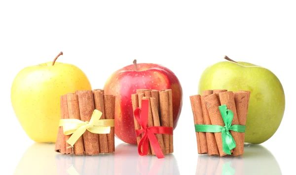 Tyčinky skořice a jablka izolovaných na bílém — Stock fotografie