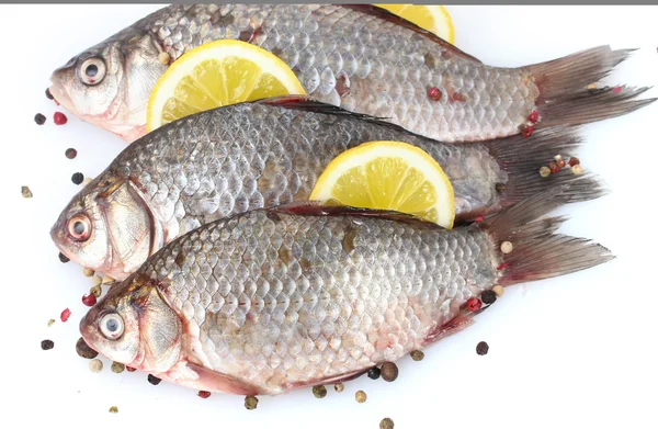 Limon ve baharat üzerine beyaz izole taze balıklar — Stok fotoğraf