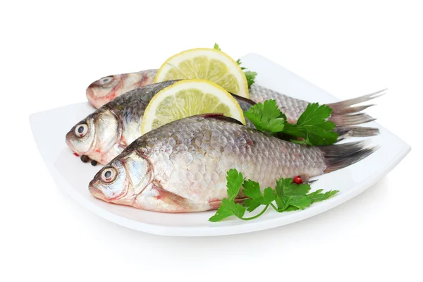 레몬과 화이트에 고립 된 접시에 파 슬 리와 신선한 물고기 — 스톡 사진