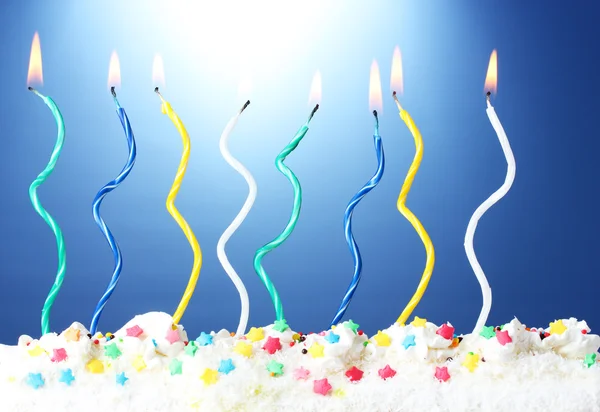 Όμορφη γενέθλια κεριά σε μπλε φόντο — Φωτογραφία Αρχείου