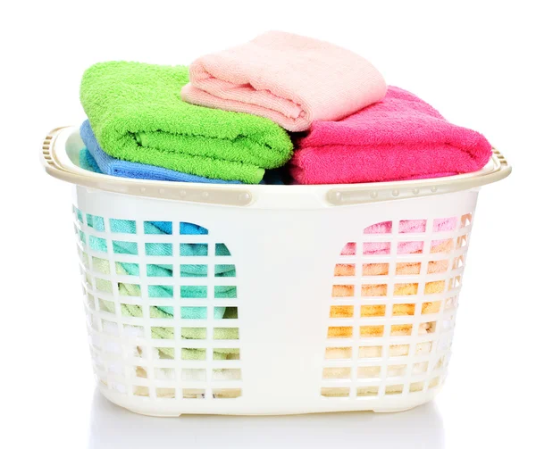 Plastový koš s jasně ručníky izolovaných na bílém — Stock fotografie